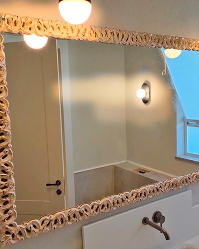 מראה עם לדים עם מסגרת מיוחדת עץ איטלקי מראה עם לדים עם מסגרת מיוחדת עץ איטלקי